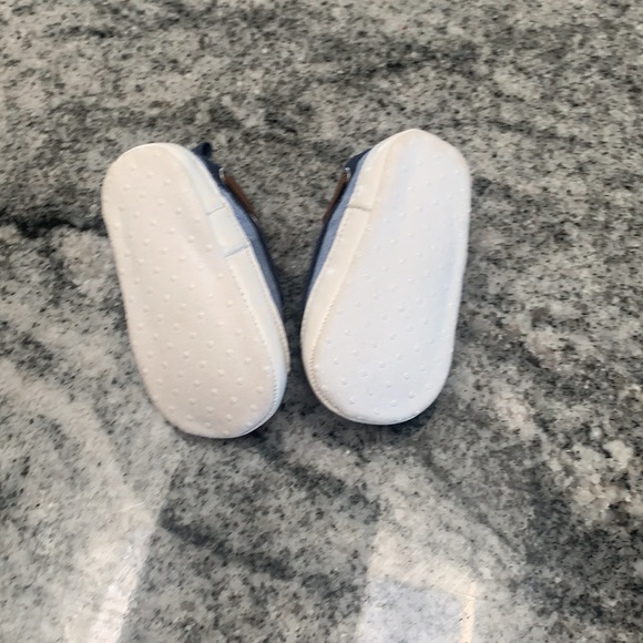 Old Navy infant 0-3 months shoes - Picture 3 of 4